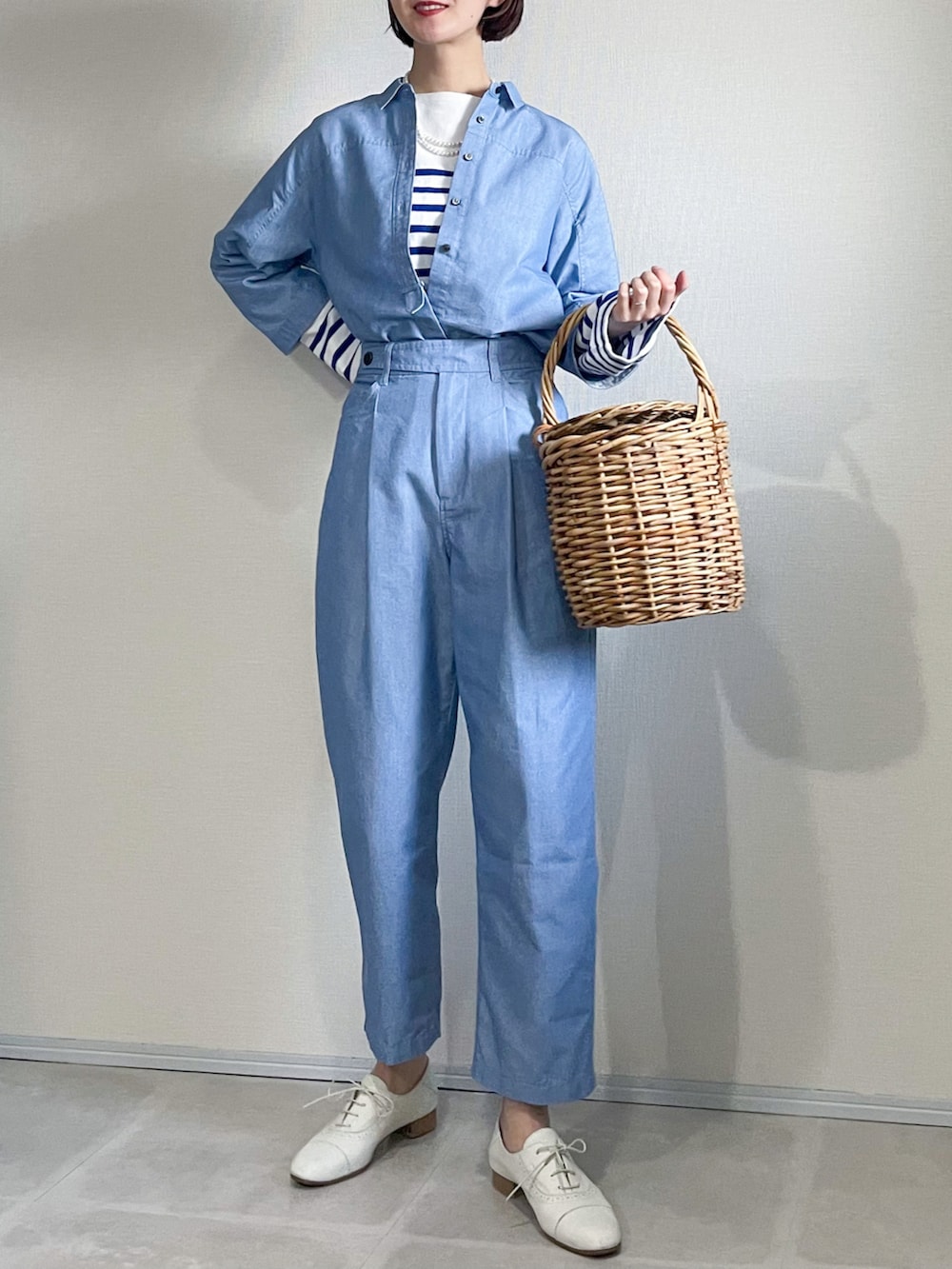 「春夏コーデ、大人カジュアル、ワントーンコーデ、セットアップ、デニムシャツ、ダンガリーシャツ、かごバッグ、レイヤードスタイル、ボーダートップス、レースアップシューズ、ブルー」｜「human womanの◆リサイクルポリエステル混ダンガリーブラウス（シャツ/ブラウス、ブルー系）」を使った、あさこさん（レディース・164cm）の春コーディネートの2枚目の写真
