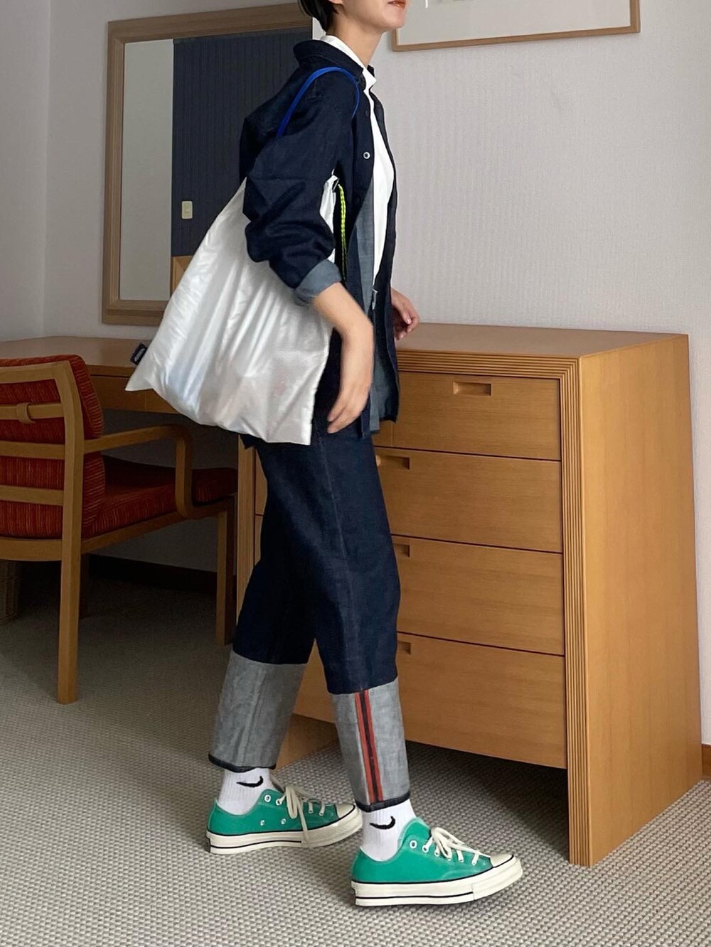 ホワイト系のTシャツ/カットソー、ホワイト系のエコバッグ/サブバッグ、ブルー系のデニムパンツを着用したレディースの夏コーディネートの4枚目の写真