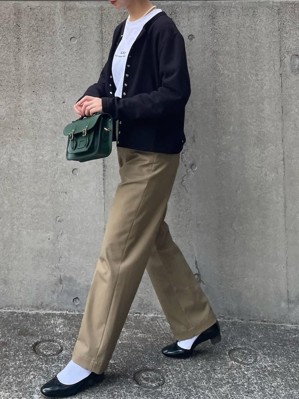 「カジュアルコーデ、チノパン、アニエスベー、APC、カーディガン、ロゴT、パンツスタイル、シンプルコーデ、秋服準備はじめました、秋カラー、オトナカジュアル」｜「A.P.C.のT-SHIRT PETITE RUE MADAME H（Tシャツ/カットソー、ホワイト系）」を使った、あさこさん（レディース・164cm）の秋コーディネートの3枚目の写真