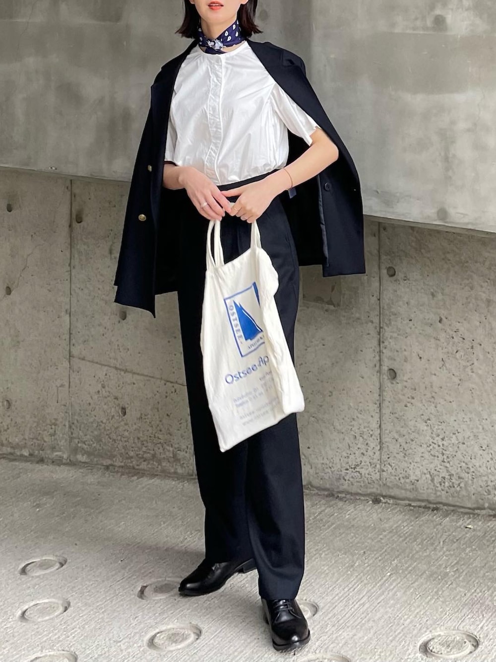 ブラック系のドレスシューズを着用したレディースの春コーディネートの4枚目の写真