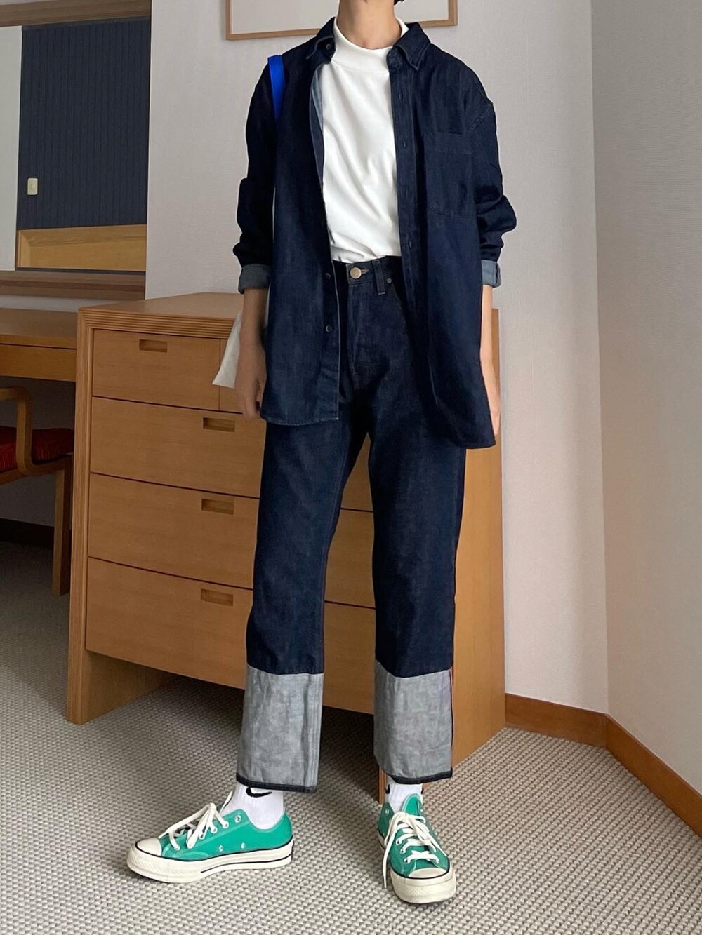 ホワイト系のTシャツ/カットソー、ホワイト系のエコバッグ/サブバッグ、ブルー系のデニムパンツを着用したレディースの夏コーディネートの3枚目の写真