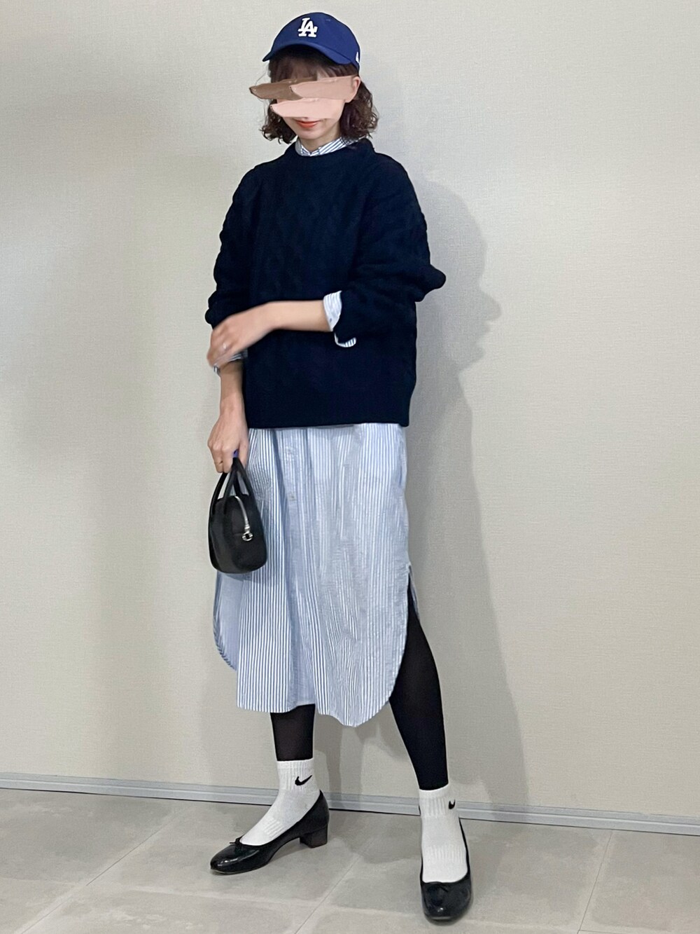 「ブルー、キャップ、ミリタリー、ライナーコート、シャツワンピ、シャツワンピース、アランニット、ケーブルニット、ニット、バレエシューズ、レイヤードスタイル」｜「NEW ERAの【NEW ERA】Shinzone EXCLUSIVE NEW ERA CAP Dodgers（キャップ、ブルー系）」を使った、あさこさん（レディース・164cm）の冬コーディネートの3枚目の写真