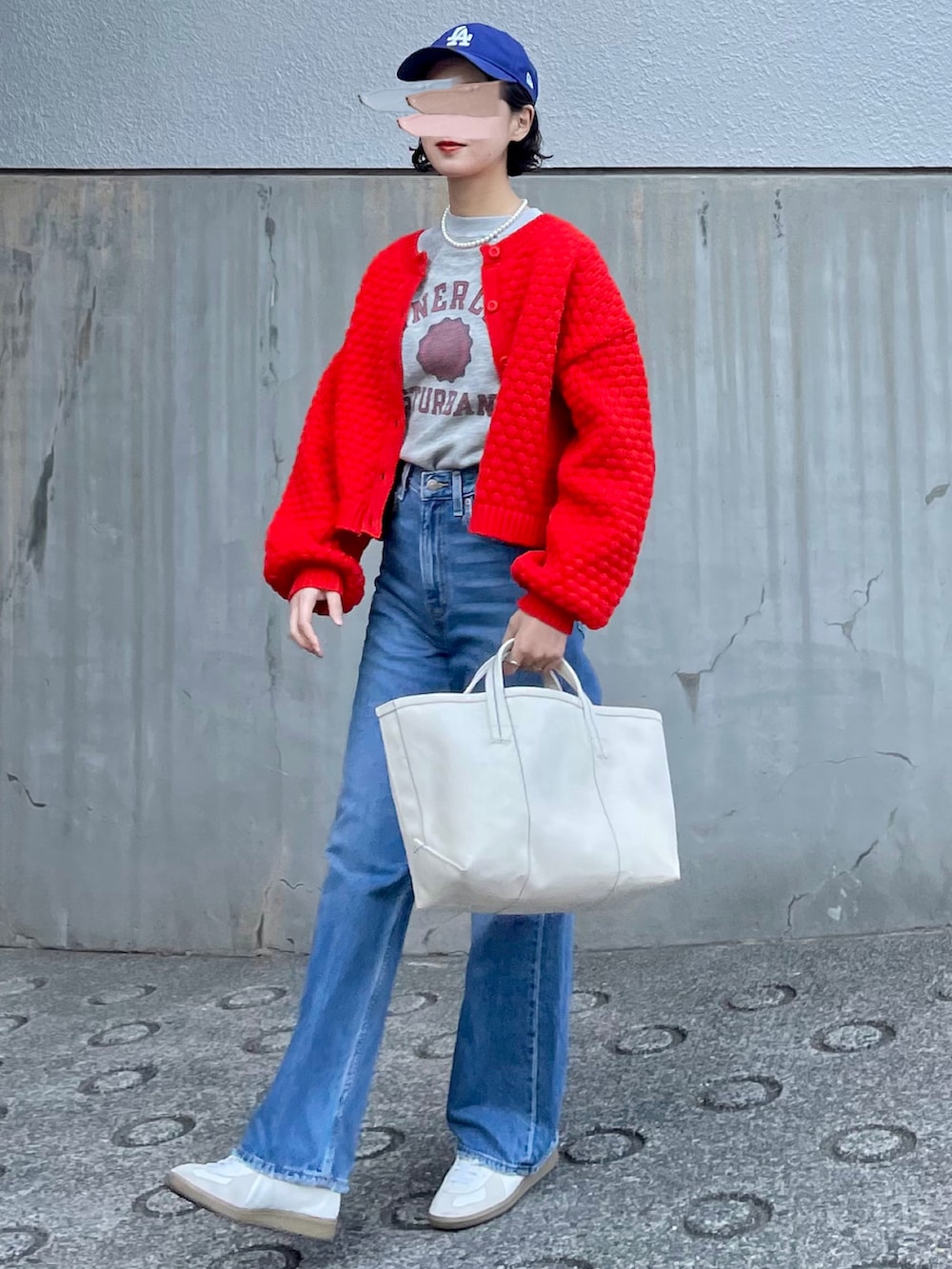 「ほめられ本命コーデ、オレンジ、赤、ショート丈トップス、デニムパンツ、キャップ、NEW ERA、ジャーマントレーナー、白スニーカー、カジュアルコーデ」｜「mily biletの【mily bilet】印象的1枚。2wayぽこぽこ軽量クロップド丈ニットカーディガン（カーディガン/ボレロ、オレンジ系）」を使った、あさこさん（レディース・164cm）の冬コーディネートの2枚目の写真