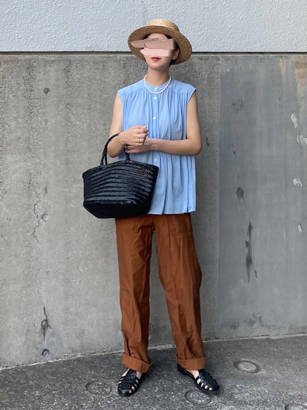 ブルー系のシャツ/ブラウス、ブラウン系のその他パンツ、その他のサンダルを着用したレディースの夏コーディネートの3枚目の写真