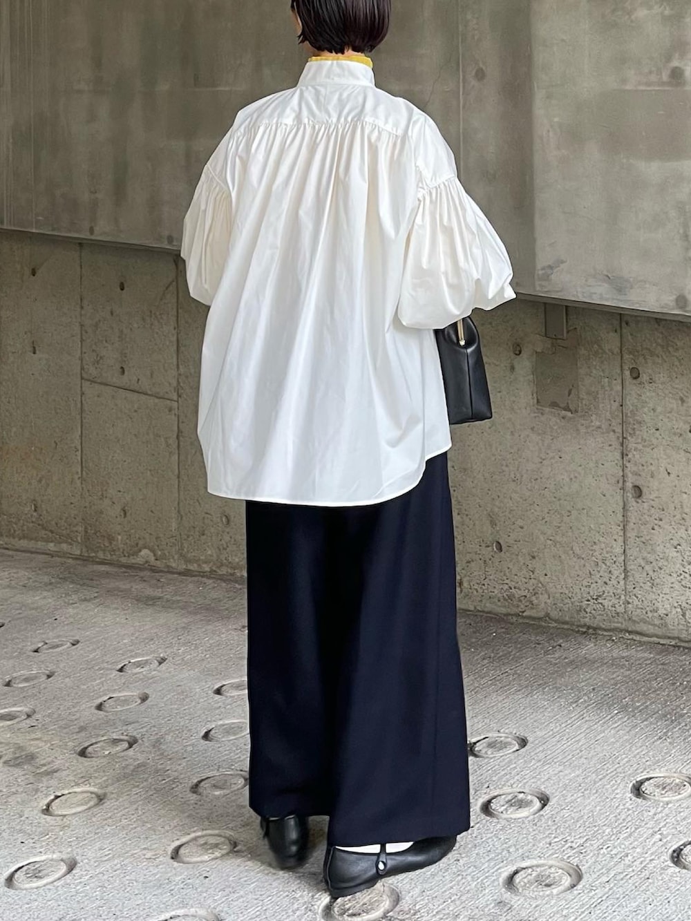 「パンツスタイル、ブラウス、ボリューム袖、ビッグシルエット、レイヤードスタイル、ワイドパンツ、レザーバッグ、タートルネック、ハイネック、シンプルコーデ」｜「HAVERSACKのHAVERSACK | 〈別注〉コットン ブザムシャツ WOMEN（シャツ/ブラウス、ホワイト系）」を使った、あさこさん（レディース・164cm）の秋コーディネートの2枚目の写真