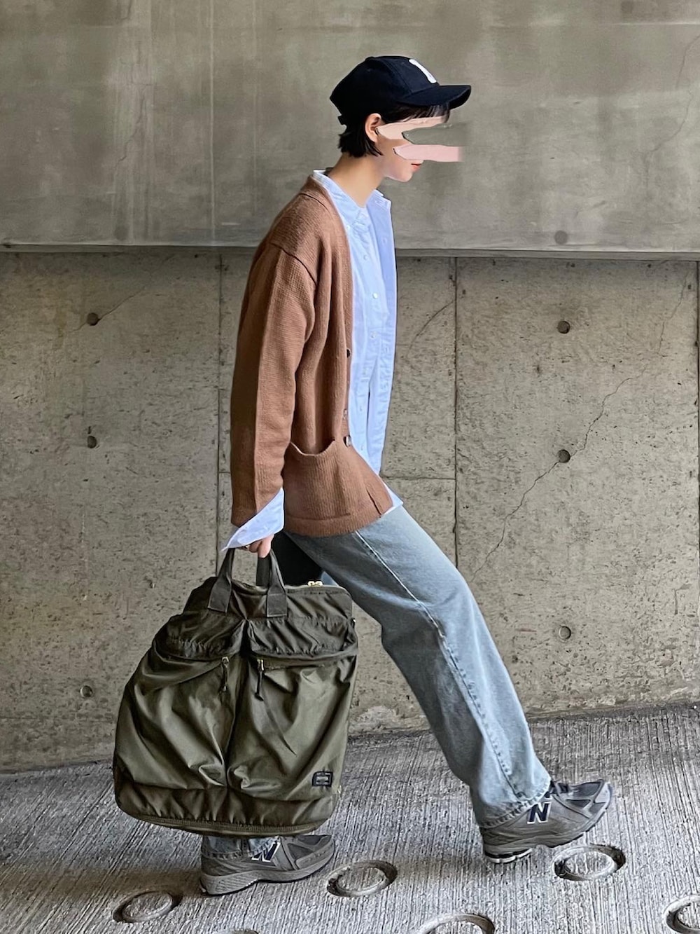 「秋ルック紹介するよ、休日スタイル、秋冬コーデ、レイヤードスタイル、カーディガン、デニムパンツ、ニューバランス、New Balance、キャップ、メンズライク、ヘルメットバッグ」｜「THE NORTH FACEのザ・ノースフェイス / TNFロゴフランネルキャップ（ユニセックス）（キャップ、ブルー系）」を使った、あさこさん（レディース・164cm）の秋コーディネートの4枚目の写真
