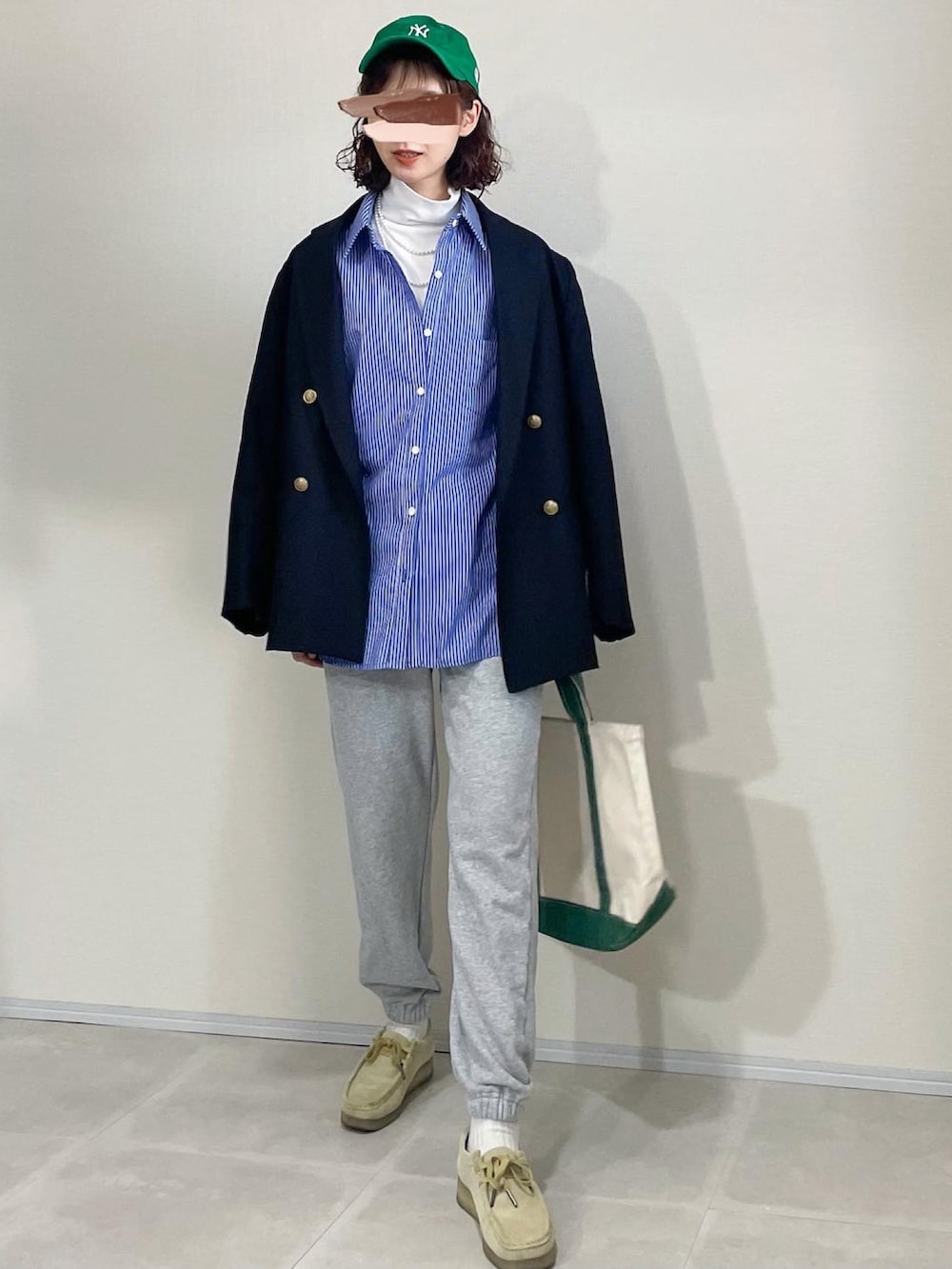 「楽チンコーデ、テーラードジャケット、ジャケット、レイヤードスタイル、スウエットパンツ、ワラビー、clarks、l.l.bean、キャップ、ジャケットスタイル、ストライプシャツ、メンズライク」｜「NEW ERAの【別注】New Era×URBAN RESEARCH　9TWENTY CS NEYYAN（キャップ、グリーン系）」を使った、あさこさん（レディース・164cm）の秋コーディネートの2枚目の写真