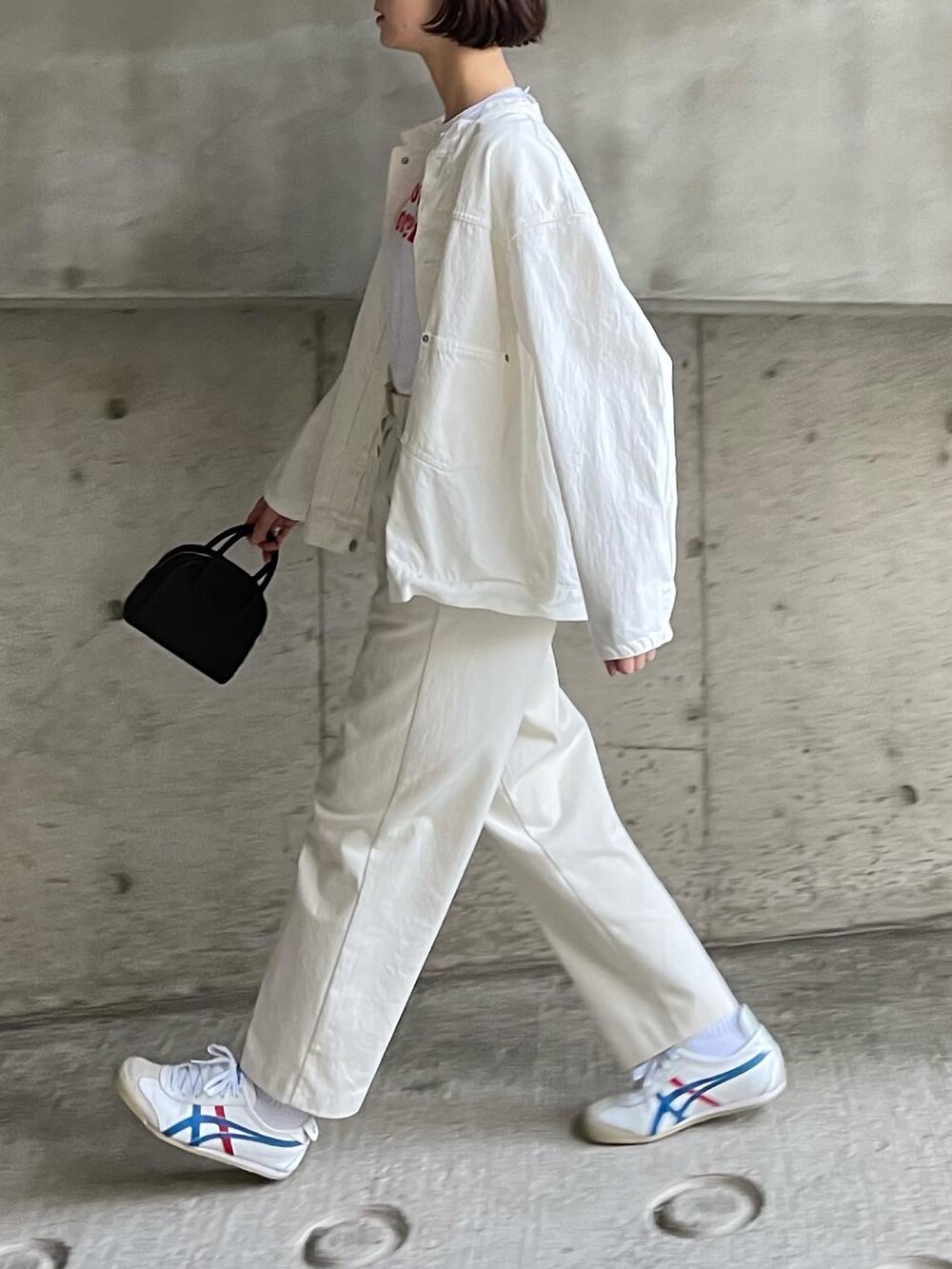 「カジュアルコーデ、ワントーンコーデ、ホワイトコーデ、ロゴT、Tシャツ、白パンツ、白スニーカー、デニムジャケット、白Tシャツ、チノパン、ごきげんウィーク」｜「ALLUMERの13.5ozデニムオーバーサイズバンドカラージャケット（デニムジャケット、ホワイト系）」を使った、あさこさん（レディース・164cm）の春コーディネートの2枚目の写真