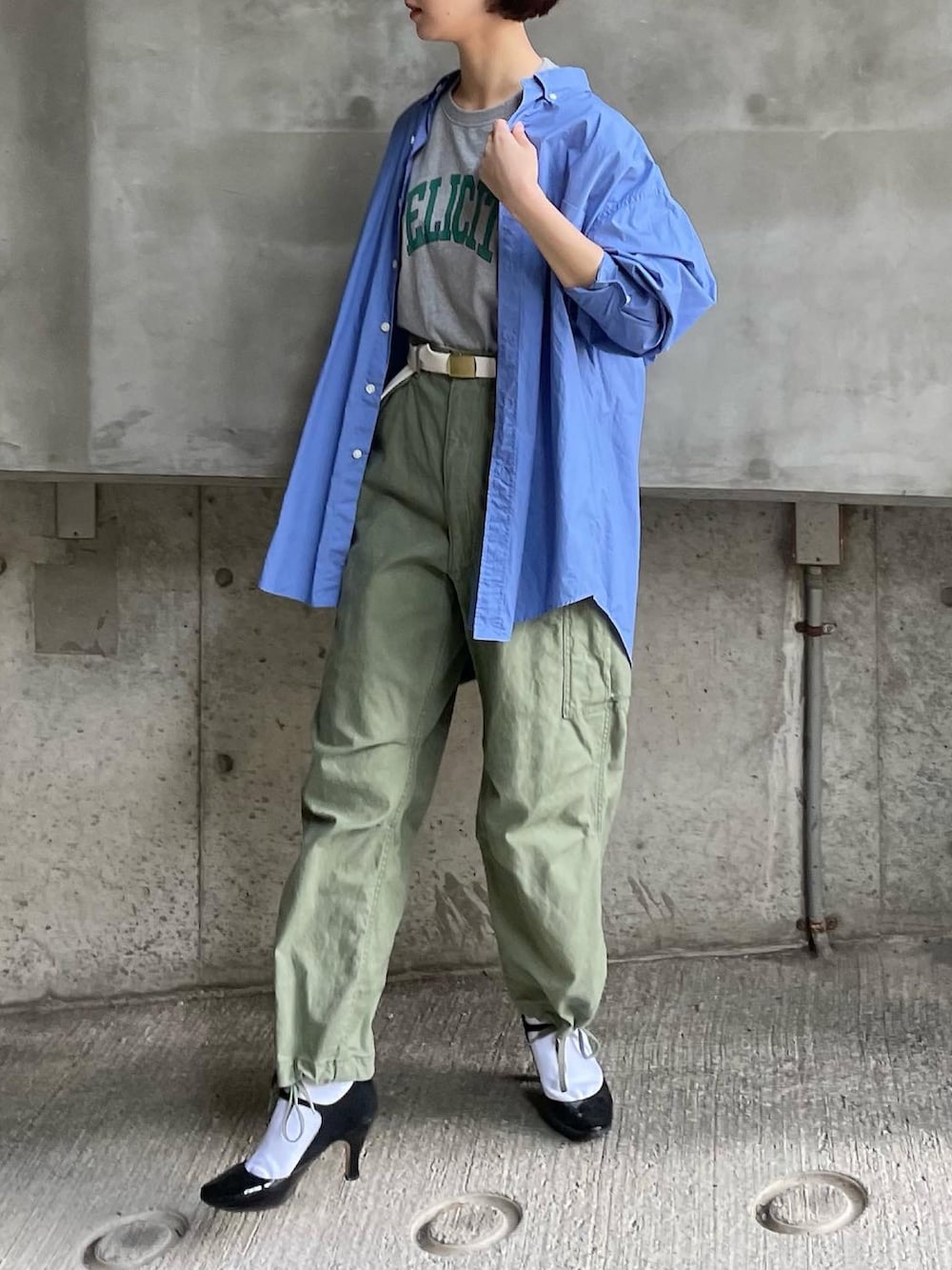 「夏コーデ、シャツスタイル、カーゴパンツ、ロゴT、パンプス、パンツスタイル、カジュアル、カジュアルコーデ、メンズライク」｜「FREAK'S STOREのNAUTICA/ノーティカ　WOMEN’S BIG SILHOUETTE BD SHIRT / ビッグシルエット ボタンダウンシャツ（シャツ/ブラウス、ブルー系）」を使った、あさこさん（レディース・164cm）の夏コーディネートの2枚目の写真
