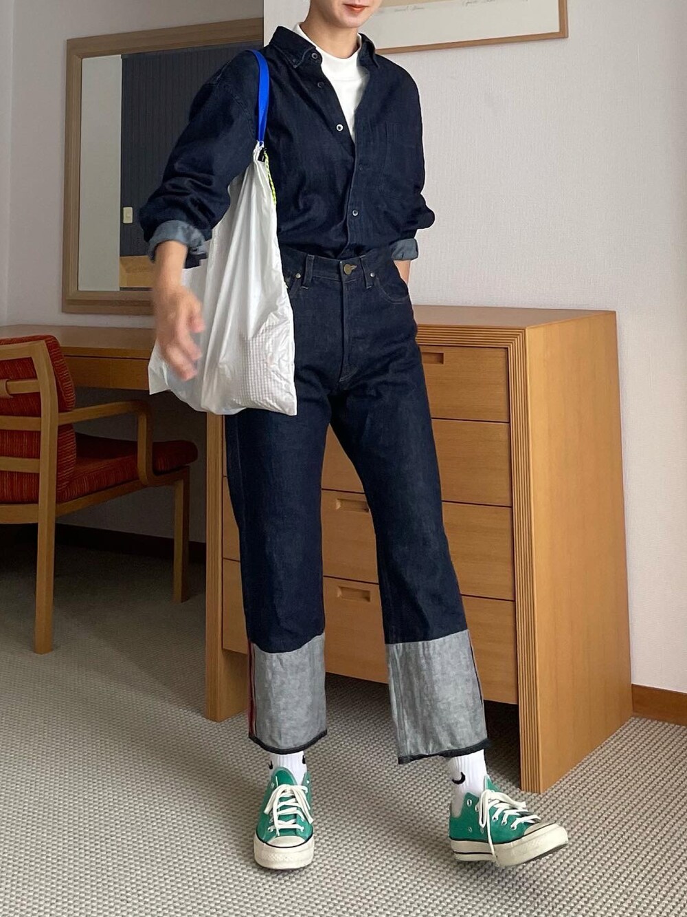 ホワイト系のTシャツ/カットソー、ホワイト系のエコバッグ/サブバッグ、ブルー系のデニムパンツを着用したレディースの夏コーディネートの2枚目の写真