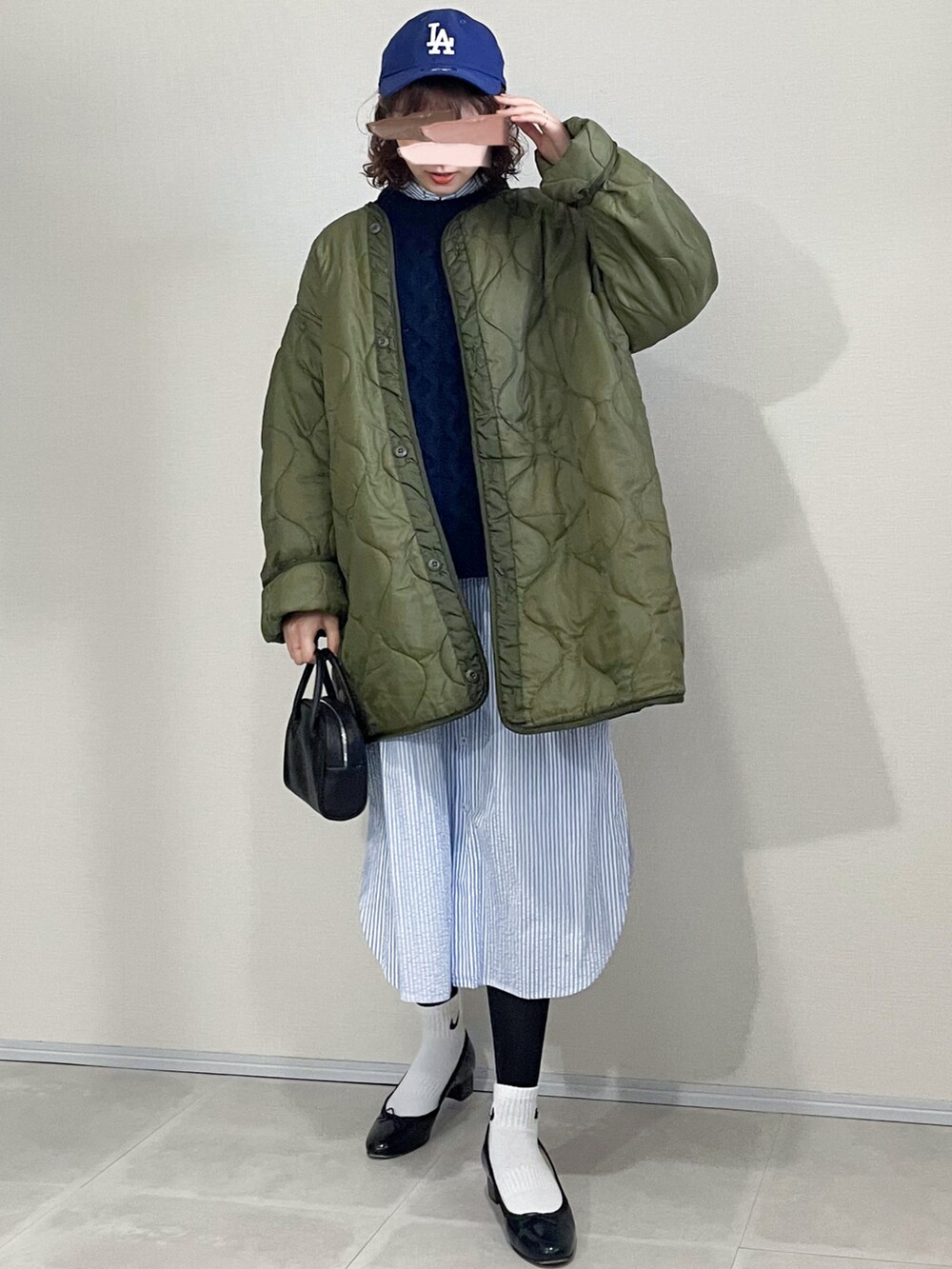 「ブルー、キャップ、ミリタリー、ライナーコート、シャツワンピ、シャツワンピース、アランニット、ケーブルニット、ニット、バレエシューズ、レイヤードスタイル」｜「NEW ERAの【NEW ERA】Shinzone EXCLUSIVE NEW ERA CAP Dodgers（キャップ、ブルー系）」を使った、あさこさん（レディース・164cm）の冬コーディネートの2枚目の写真