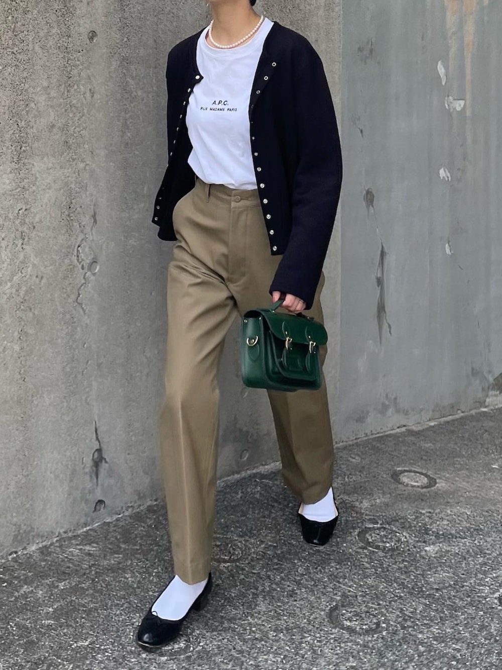 「カジュアルコーデ、チノパン、アニエスベー、APC、カーディガン、ロゴT、パンツスタイル、シンプルコーデ、秋服準備はじめました、秋カラー、オトナカジュアル」｜「A.P.C.のT-SHIRT PETITE RUE MADAME H（Tシャツ/カットソー、ホワイト系）」を使った、あさこさん（レディース・164cm）の秋コーディネートの2枚目の写真