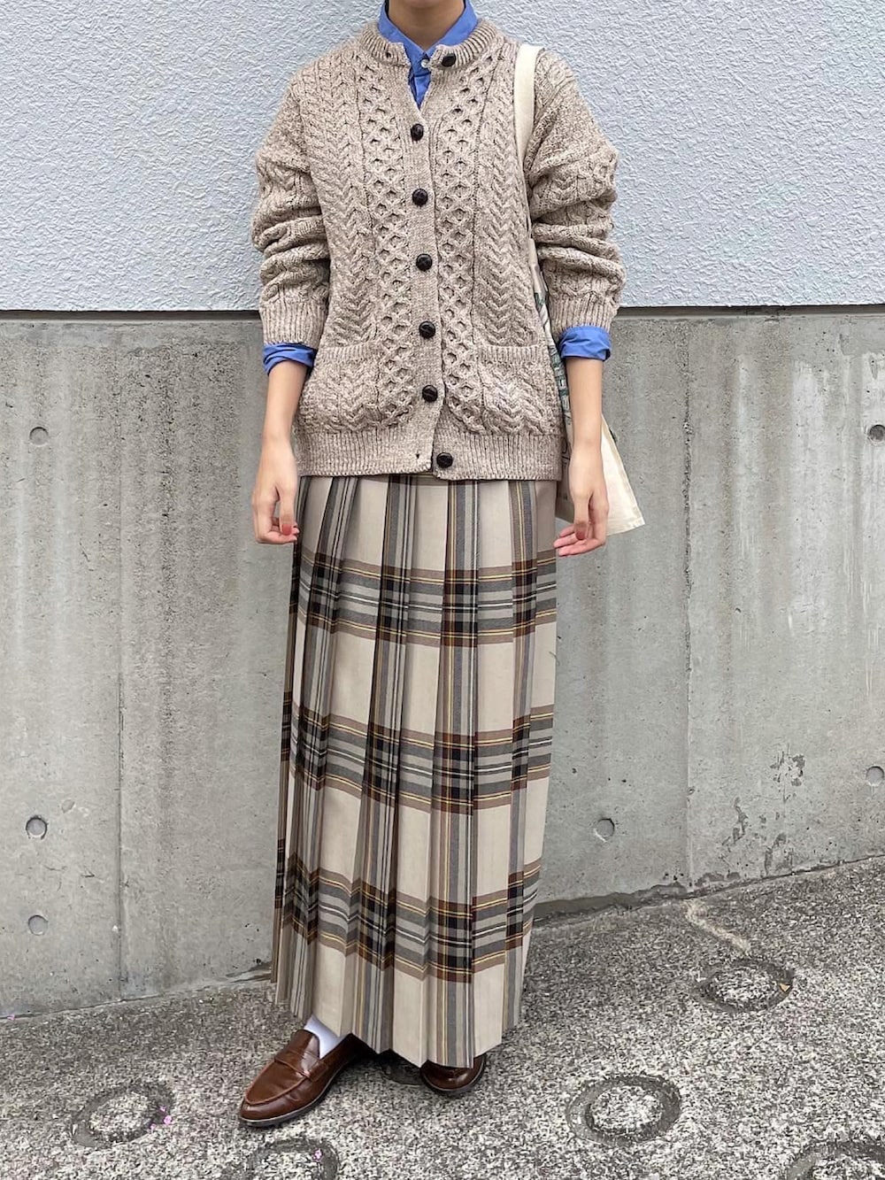 ブルー系のシャツ/ブラウスを着用したレディースの秋コーディネートの2枚目の写真