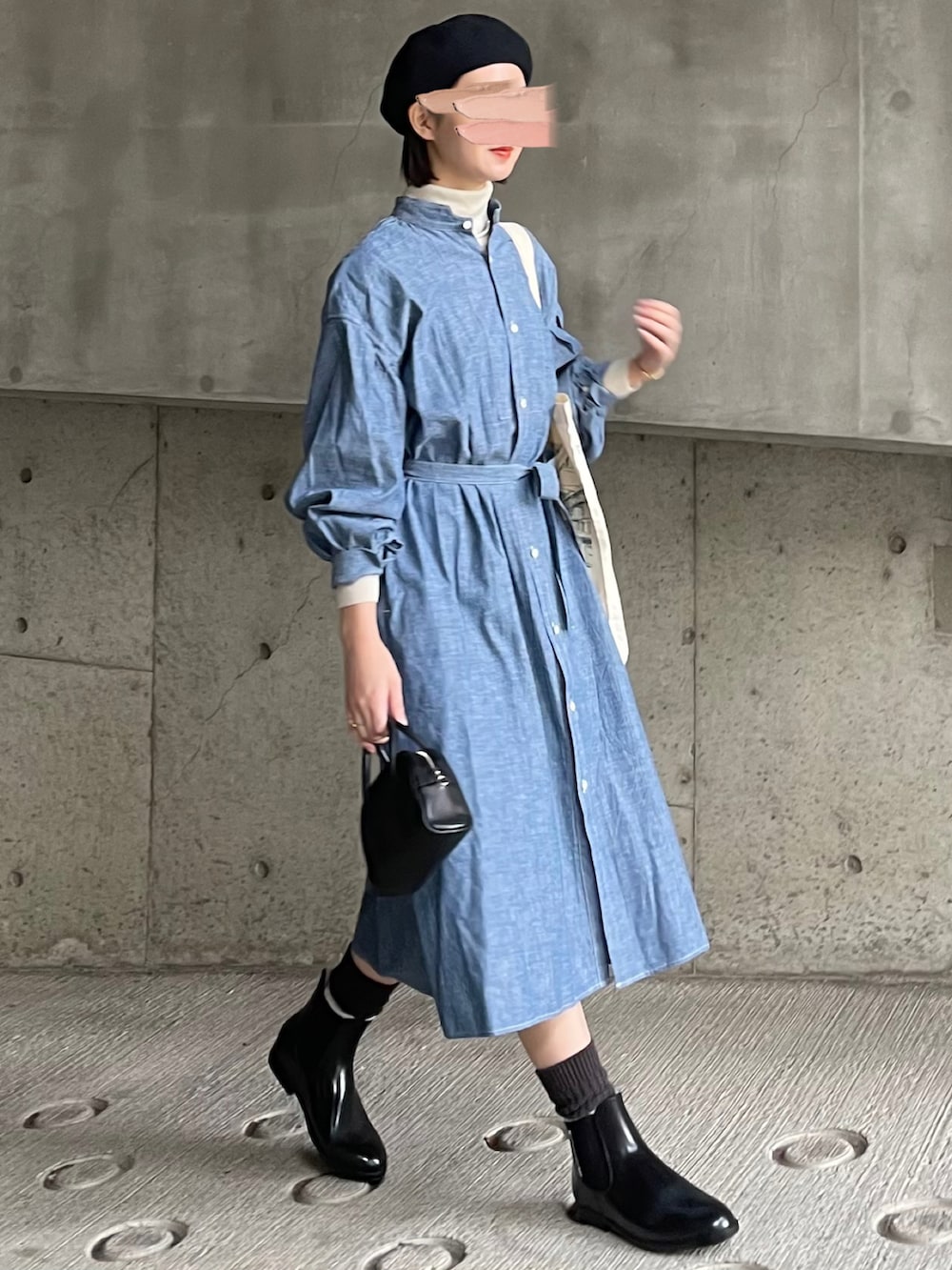 「春服デビュー宣言、春コーデ、シャツワンピ、シャツワンピース、ベレー帽、レインブーツ、サイドゴアブーツ、レイヤードスタイル、ワンピース」｜「Traditional Weatherwearのサイドゴア レインブーツ（レインシューズ、ブラック系）」を使った、あさこさん（レディース・164cm）の春コーディネートの2枚目の写真