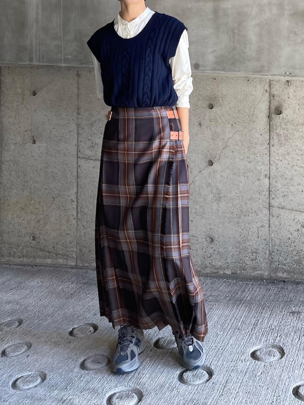 グレー系のスニーカー、ブラウン系のショルダーバッグ、ホワイト系のシャツ/ブラウスを着用したレディースの秋コーディネートの3枚目の写真