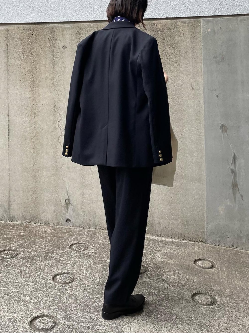 ブラック系のドレスシューズを着用したレディースの春コーディネートの3枚目の写真