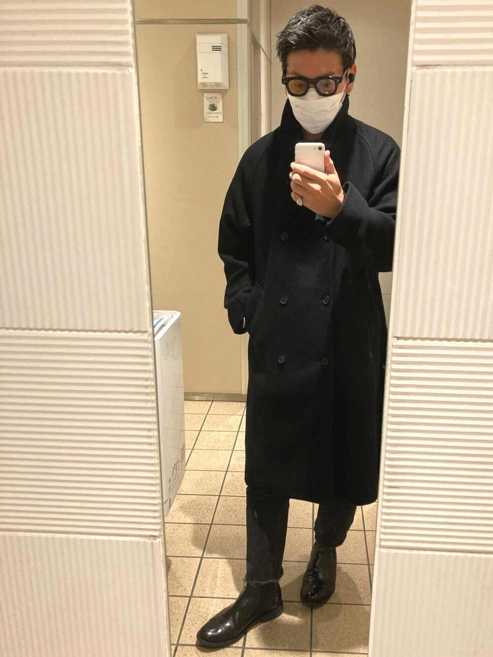 ブラック系のその他アウター、ブラック系のブーツ、ブラック系のデニムパンツを着用したメンズの冬コーディネートの2枚目の写真