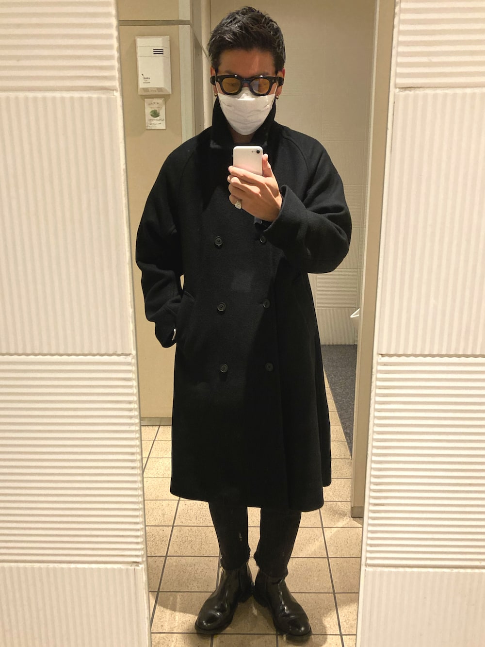 ブラック系のその他アウター、ブラック系のブーツ、ブラック系のデニムパンツを着用したメンズの冬コーディネートの3枚目の写真