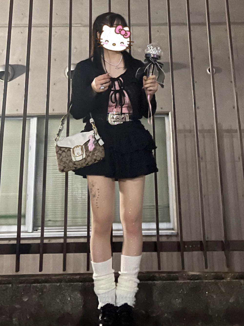 ブラック系のスカート、ブラック系のカーディガン/ボレロ、ピンク系のキャミソールを着用したレディースの春コーディネートの2枚目の写真