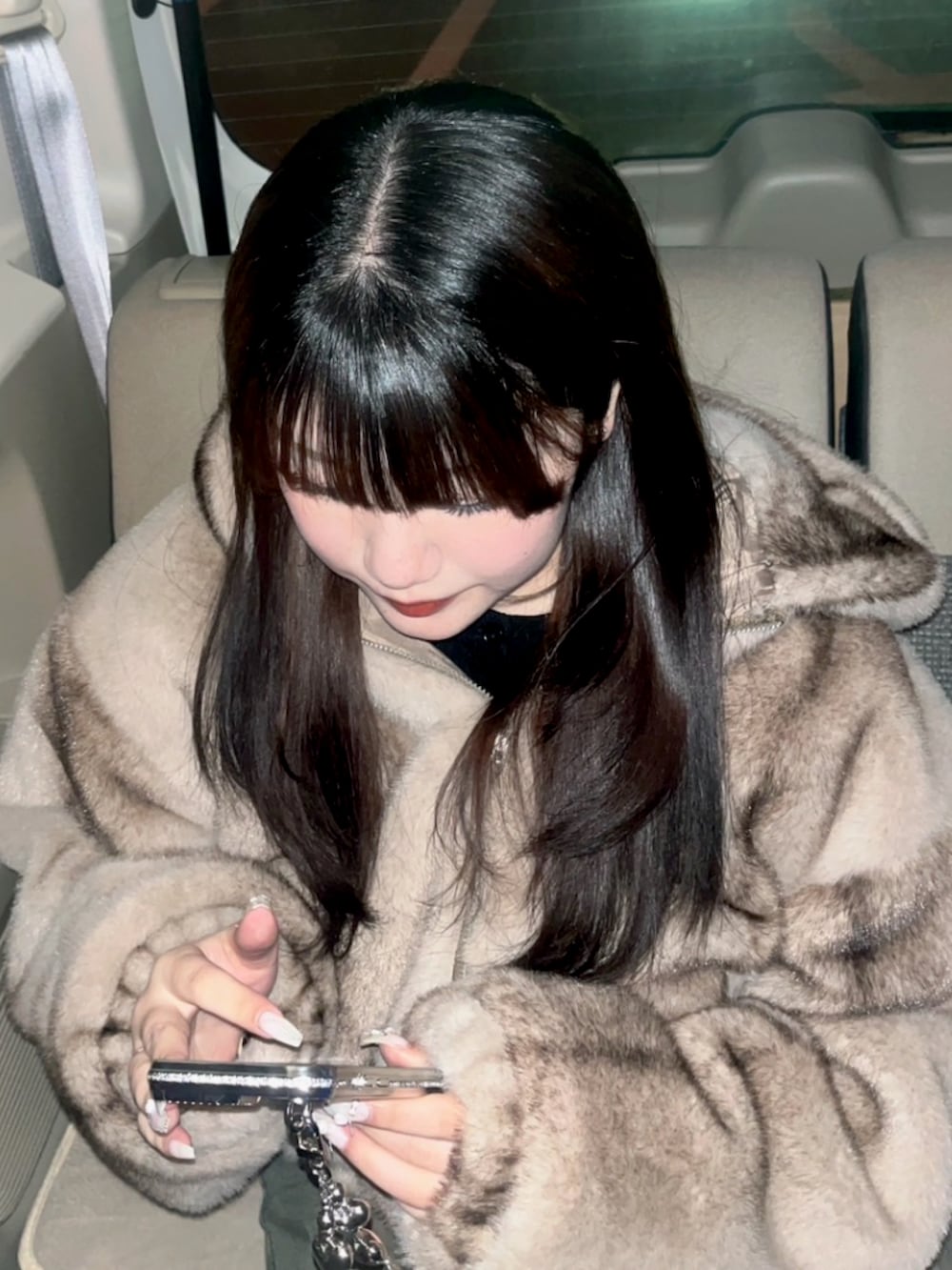 ブルー系のデニムパンツ、ベージュ系のブーツ、ベージュ系のブルゾンを着用したレディースの冬コーディネートの2枚目の写真