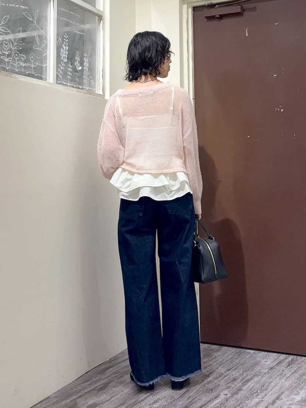 ブラック系のサンダル、ブルー系のデニムパンツ、ピンク系のニット/セーターを着用したレディースの秋コーディネートの3枚目の写真