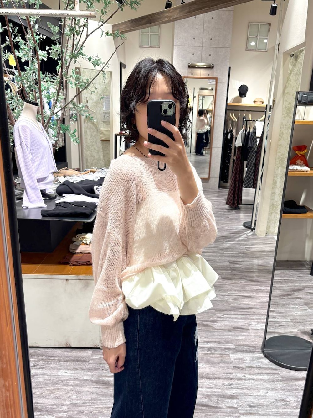 ブラック系のサンダル、ブルー系のデニムパンツ、ピンク系のニット/セーターを着用したレディースの秋コーディネートの4枚目の写真