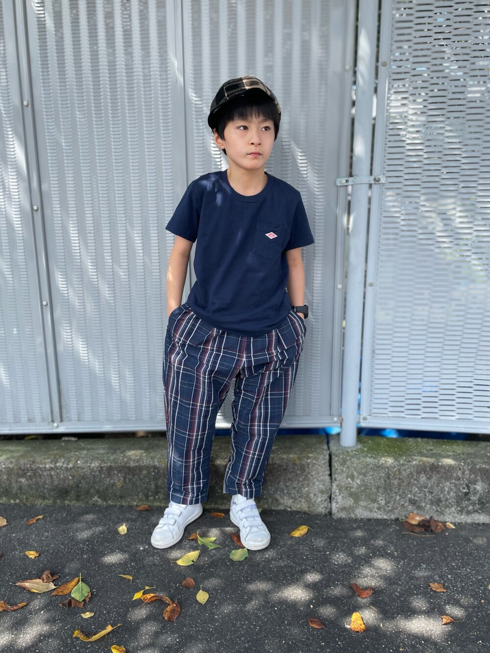 ブルー系のTシャツ/カットソー、ブルー系のその他パンツ、ホワイト系のスニーカーを着用したキッズの秋コーディネートの2枚目の写真