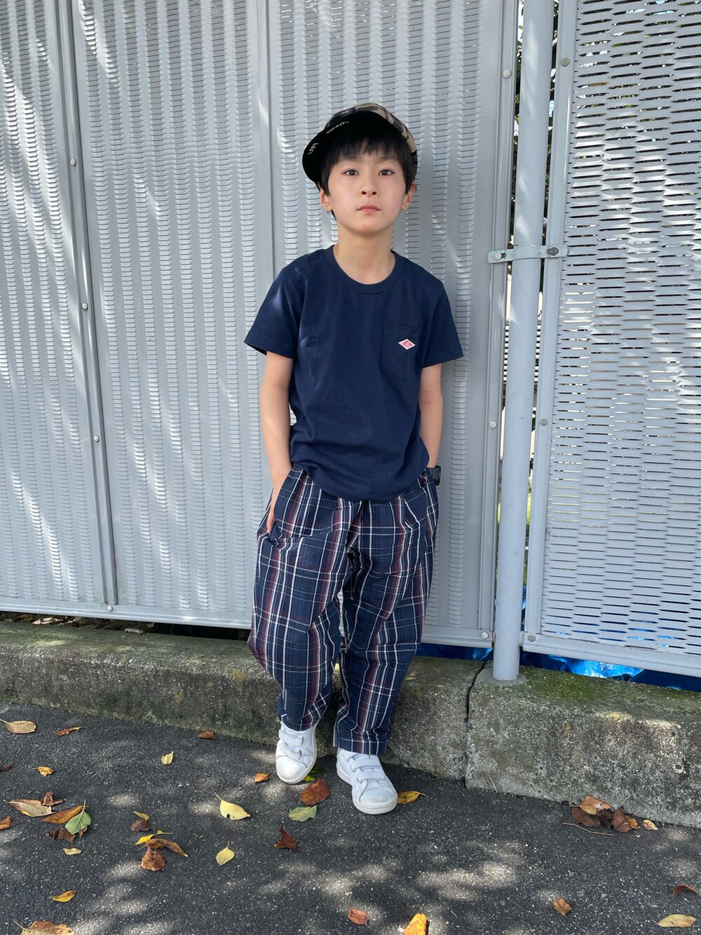 ブルー系のTシャツ/カットソー、ブルー系のその他パンツ、ホワイト系のスニーカーを着用したキッズの秋コーディネートの5枚目の写真
