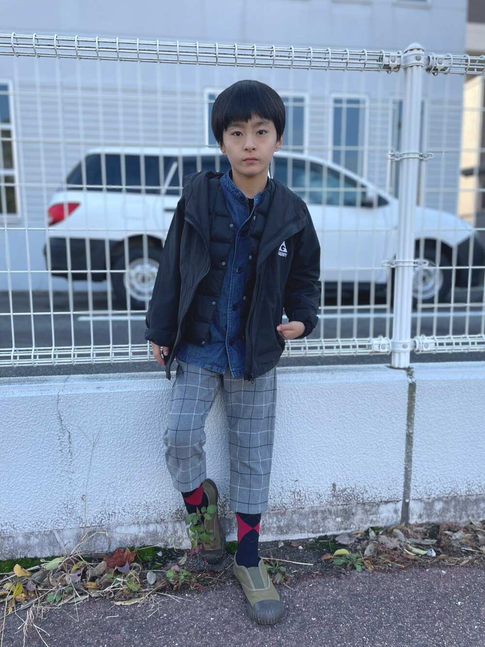 「シンプルコーデ、キッズファッション、きれいめカジュアル、アーガイル柄、ウィンドウペン、ナイロンジャケット、ダウンベスト、レイヤードスタイル、シンプル、男の子、デニムシャツ、スクールコーデ、コンバース」｜「SHIPSのSHIPS KIDS:ウィンドーペン 7分丈 パンツ(100～130cm)（その他パンツ、グレー系）」を使った、YUKI☆さん（キッズ・128cm）の秋コーディネートの4枚目の写真