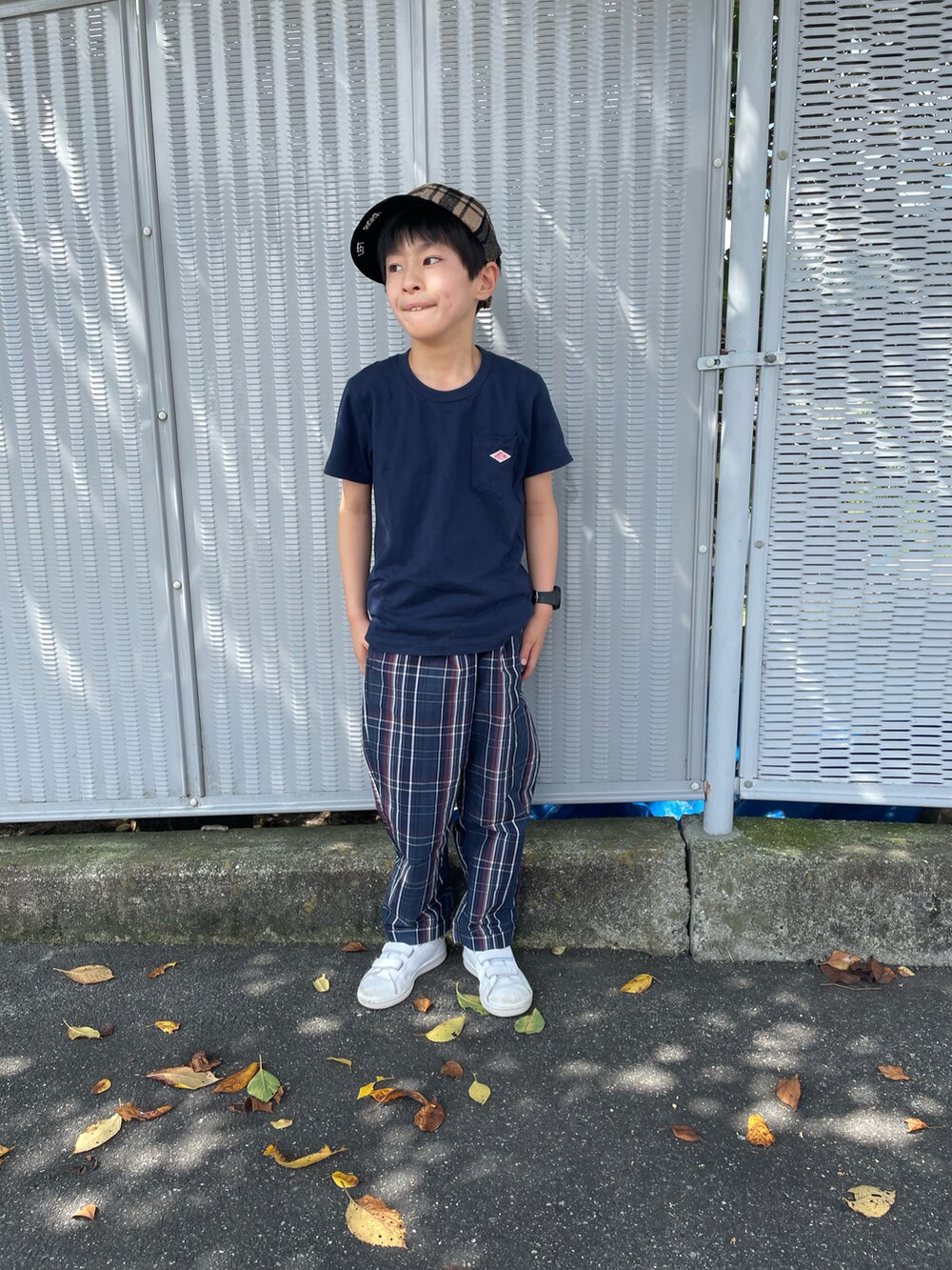 ブルー系のTシャツ/カットソー、ブルー系のその他パンツ、ホワイト系のスニーカーを着用したキッズの秋コーディネートの3枚目の写真