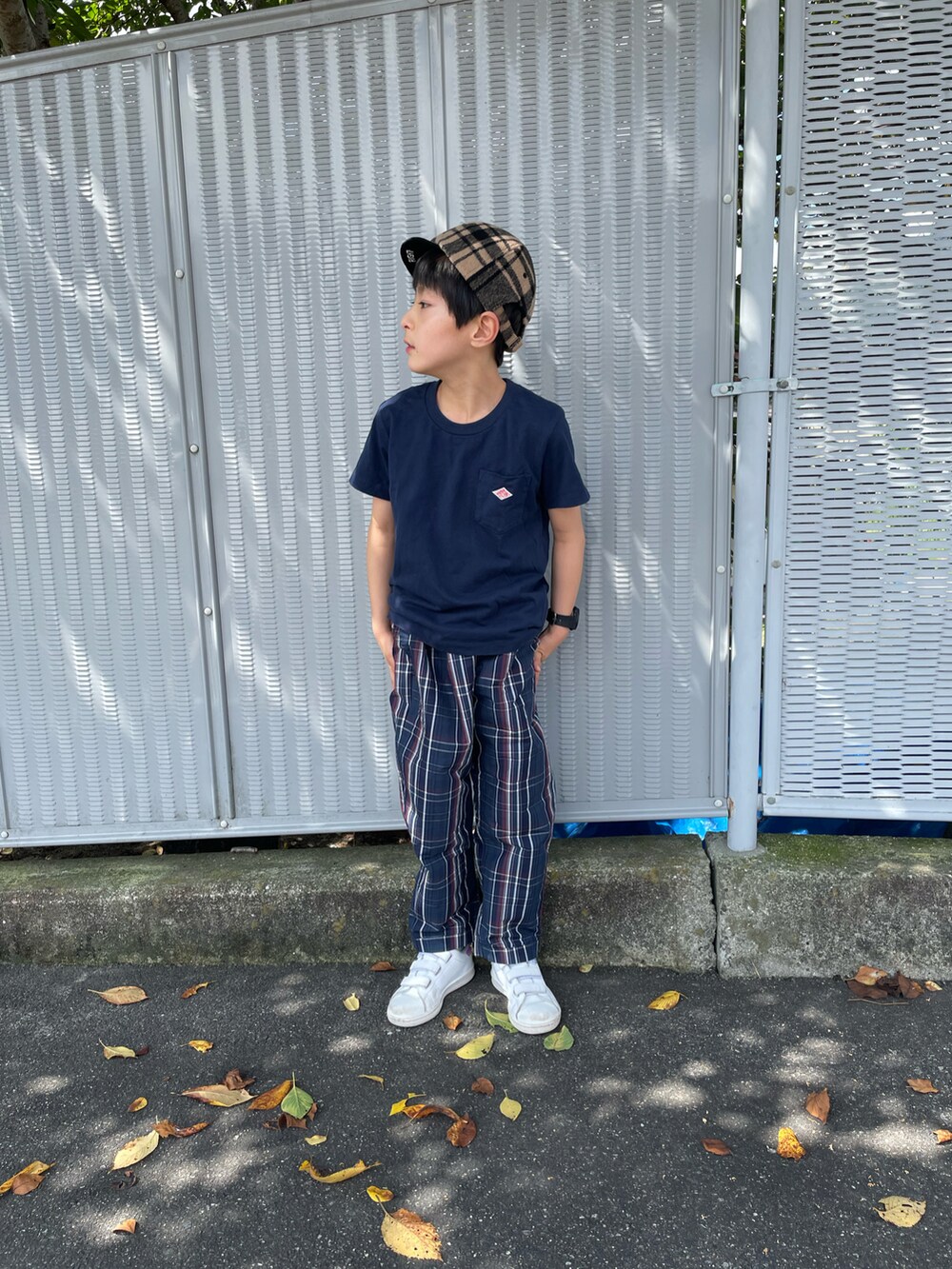 ブルー系のTシャツ/カットソー、ブルー系のその他パンツ、ホワイト系のスニーカーを着用したキッズの秋コーディネートの4枚目の写真