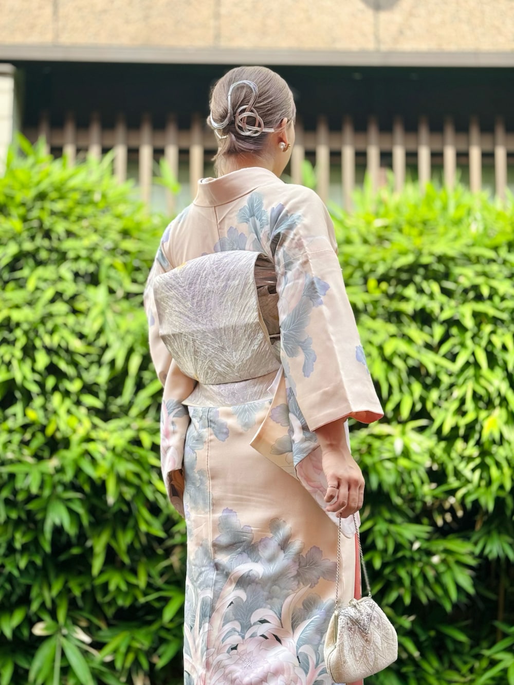 「結婚式、結婚式コーデ、結婚式スタイル、訪問着、着物、オケージョン、着物コーデ、着物女子、シルバー、ハイトーンカラー」｜「Daniel Wellingtonの【新入荷】SWITCH　スマートウォッチケース（デジタル腕時計、ゴールド系）」を使った、芽ねぎさん（レディース・169cm）の夏コーディネートの2枚目の写真