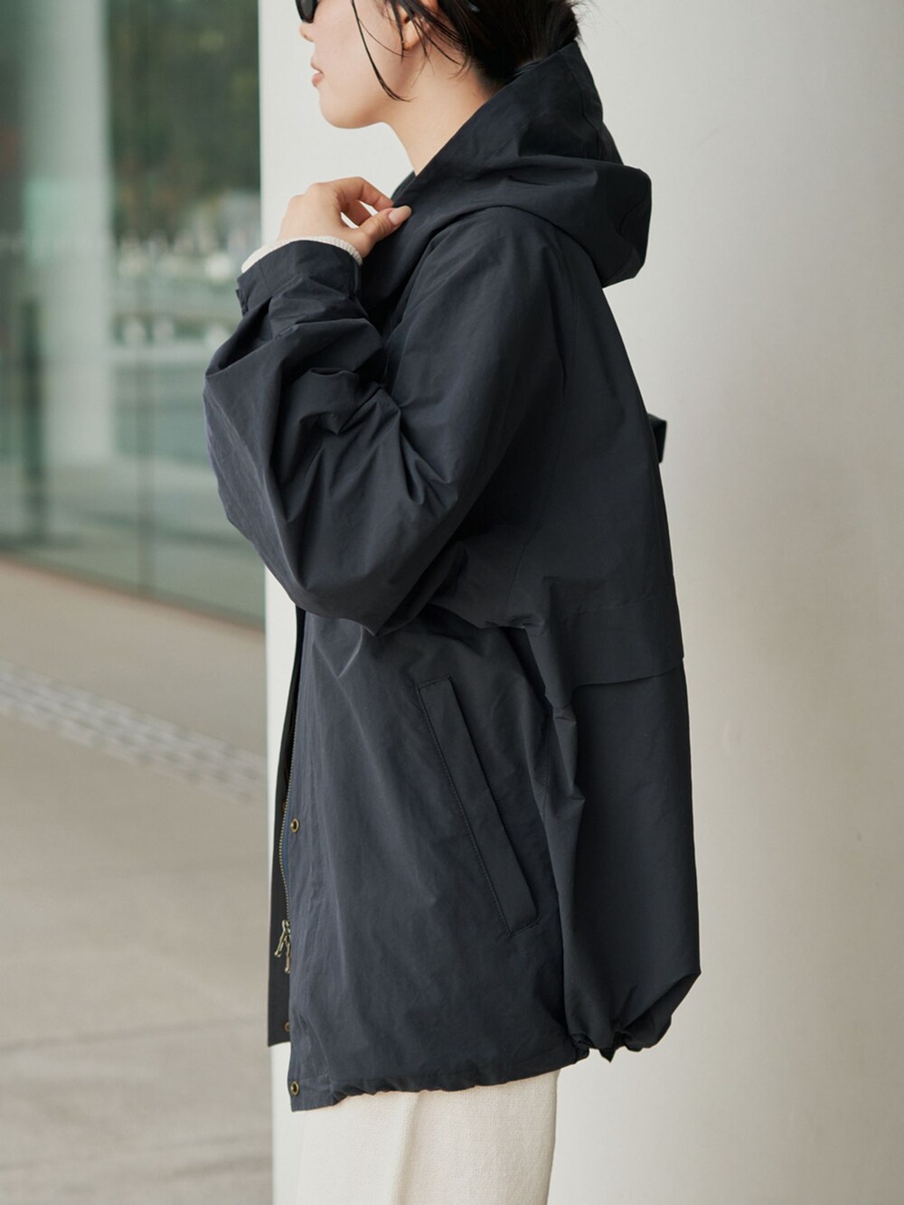 ホワイト系のその他パンツ、ホワイト系のカーディガン/ボレロを着用したレディースの春コーディネートの5枚目の写真