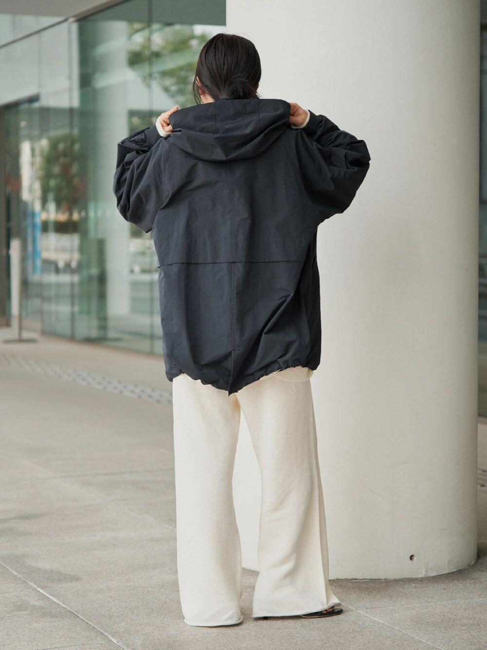ホワイト系のその他パンツ、ホワイト系のカーディガン/ボレロを着用したレディースの春コーディネートの3枚目の写真