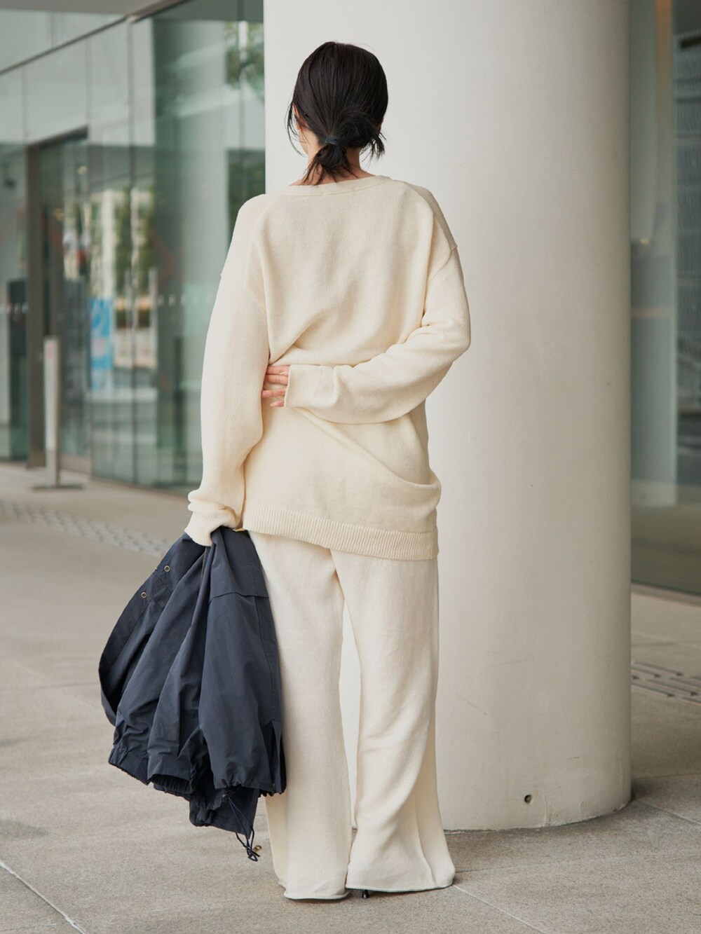 ホワイト系のその他パンツ、ホワイト系のカーディガン/ボレロを着用したレディースの春コーディネートの8枚目の写真