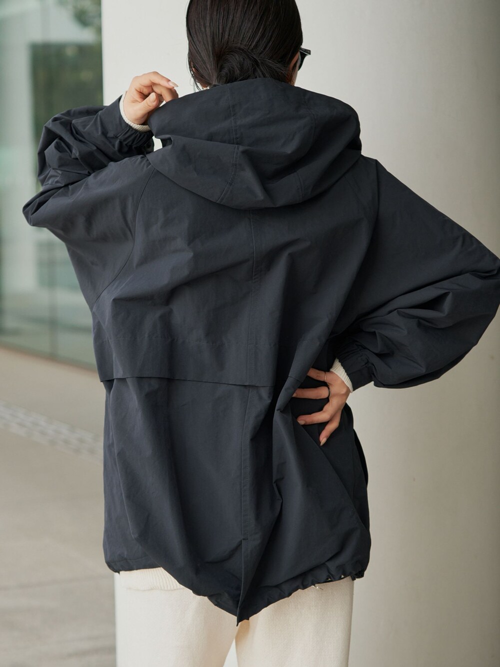 ホワイト系のその他パンツ、ホワイト系のカーディガン/ボレロを着用したレディースの春コーディネートの6枚目の写真