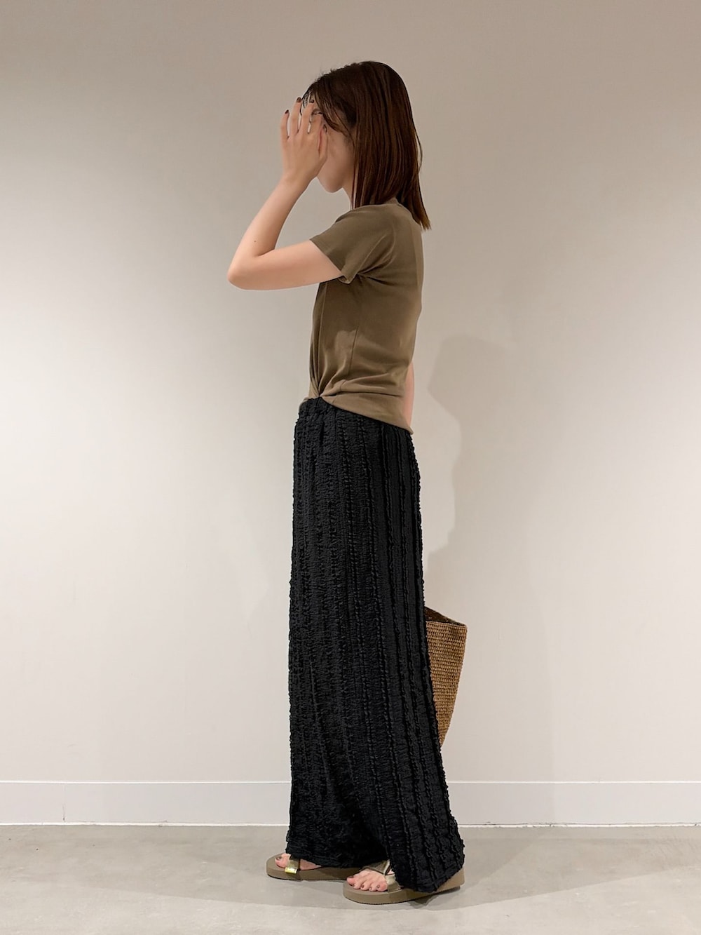 ブラック系のスカート、ブラック系のスカート、ブラウン系のTシャツ/カットソーを着用したレディースの夏コーディネートの2枚目の写真