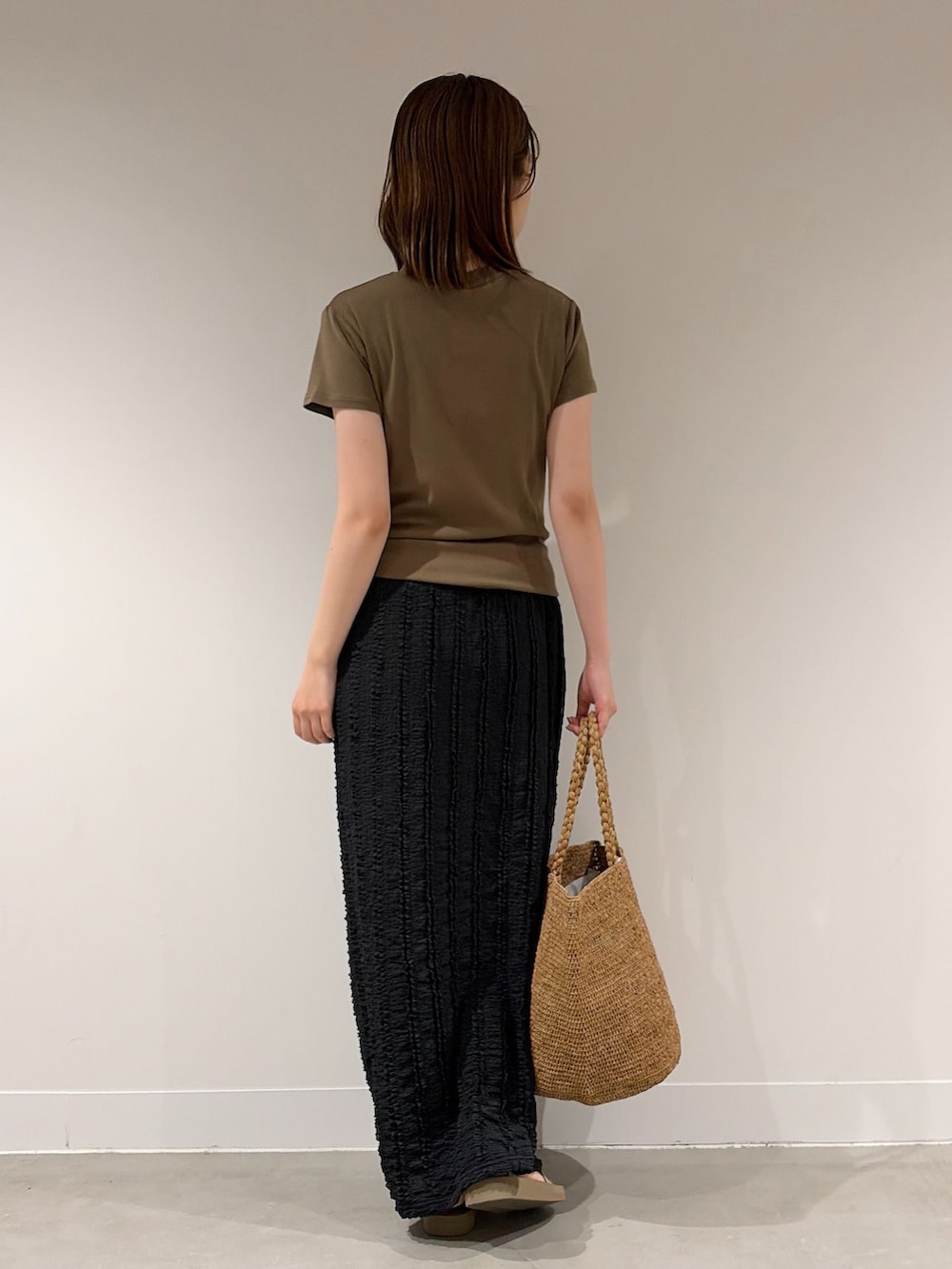 ブラック系のスカート、ブラック系のスカート、ブラウン系のTシャツ/カットソーを着用したレディースの夏コーディネートの3枚目の写真