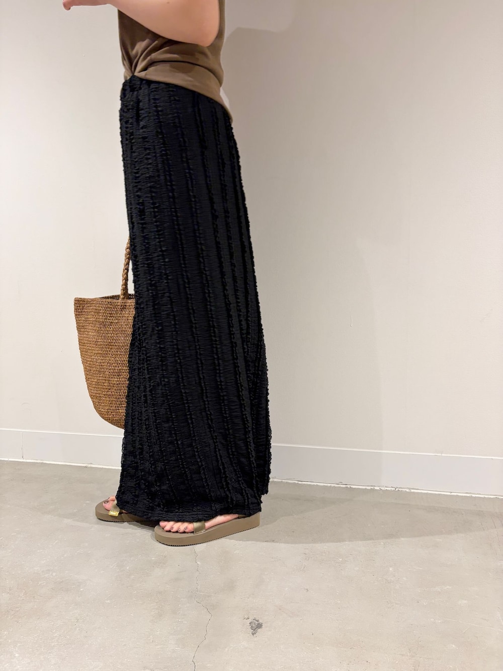ブラック系のスカート、ブラック系のスカート、ブラウン系のTシャツ/カットソーを着用したレディースの夏コーディネートの6枚目の写真