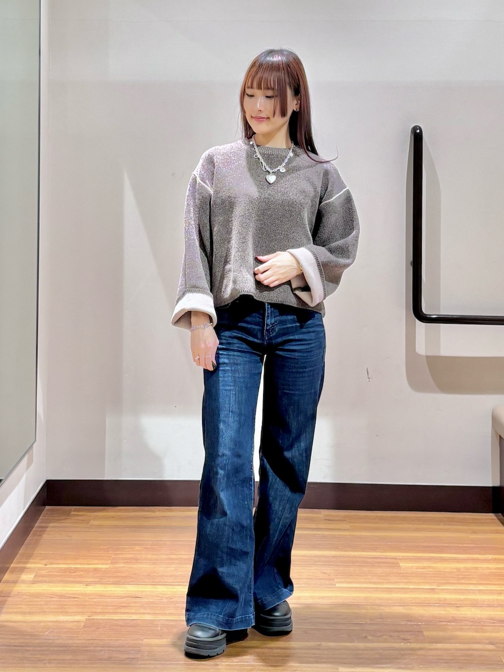 ブラウン系のニット/セーターを着用したレディースの秋コーディネートの2枚目の写真