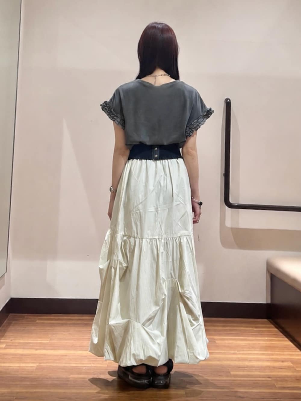 ホワイト系のスカート、ブラック系のTシャツ/カットソーを着用したレディースの夏コーディネートの4枚目の写真