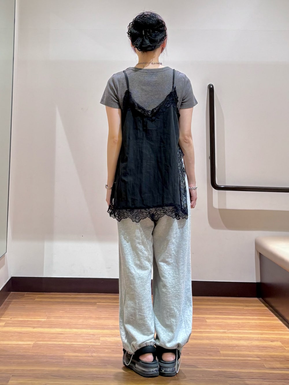 ブラック系のキャミソール、グレー系のTシャツ/カットソーを着用したレディースの夏コーディネートの3枚目の写真