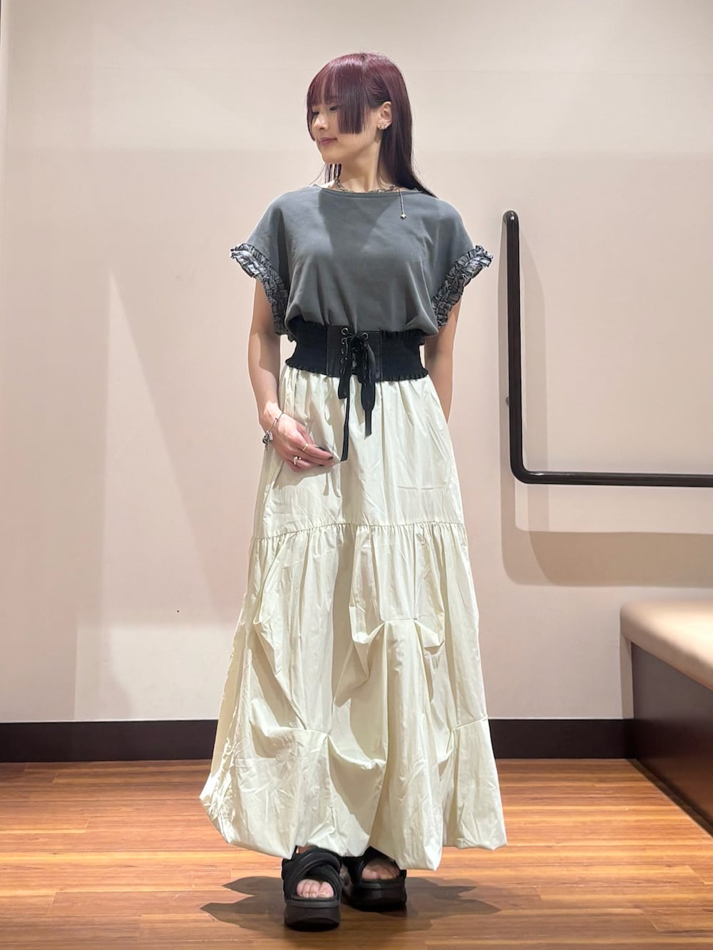 ホワイト系のスカート、ブラック系のTシャツ/カットソーを着用したレディースの夏コーディネートの2枚目の写真