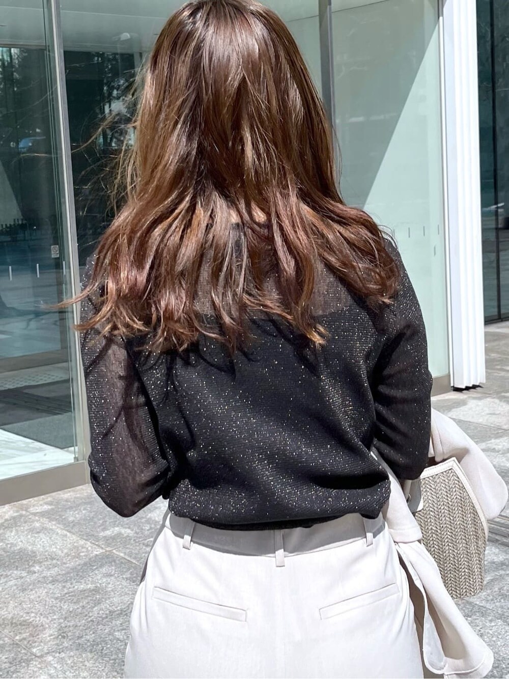 ブラック系のTシャツ/カットソー、ベージュ系のその他パンツを着用したレディースの春コーディネートの9枚目の写真