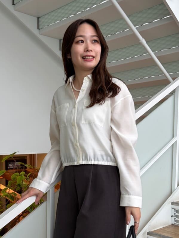 ホワイト系のシャツ/ブラウス、ブラック系のその他パンツ、ブラック系のショルダーバッグを着用したレディースの春コーディネートの6枚目の写真