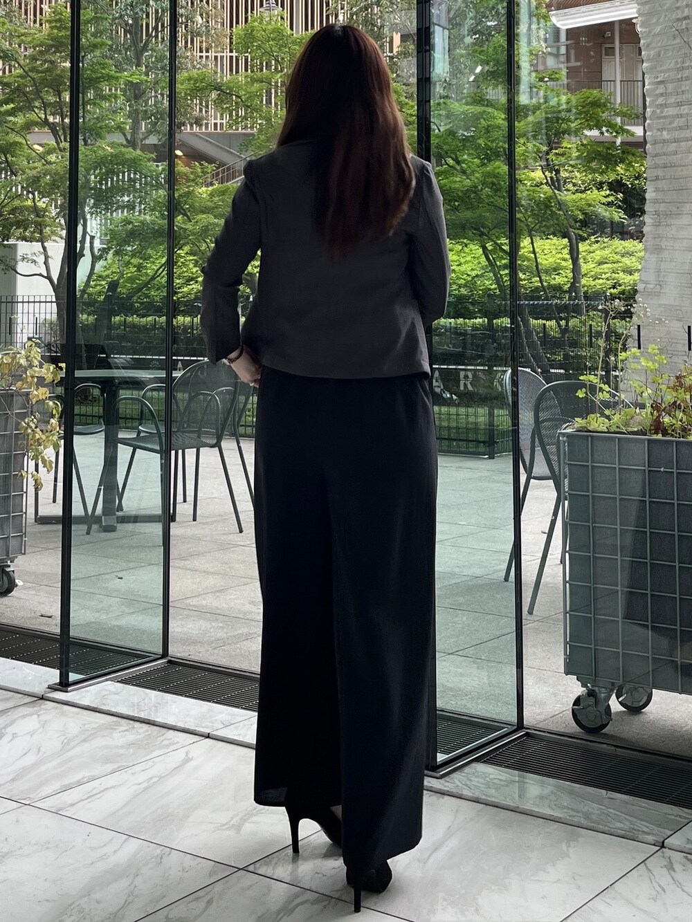 ブラック系のその他パンツ、ホワイト系のシャツ/ブラウス、ブルー系のノーカラージャケットを着用したレディースの春コーディネートの4枚目の写真