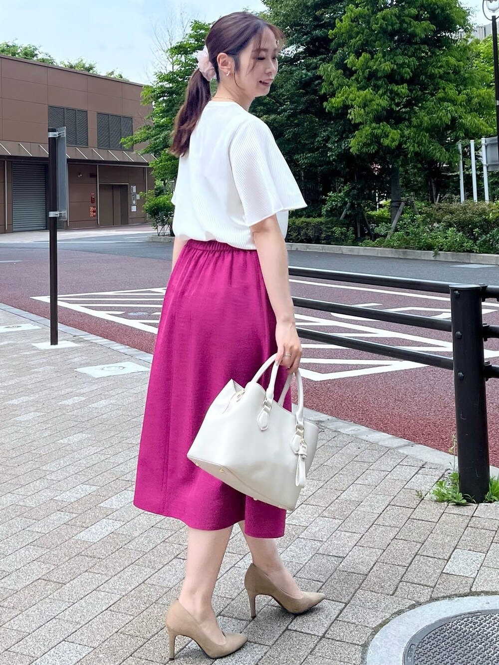ホワイト系のシャツ/ブラウス、ピンク系のスカート、ホワイト系のショルダーバッグを着用したレディースの夏コーディネートの4枚目の写真