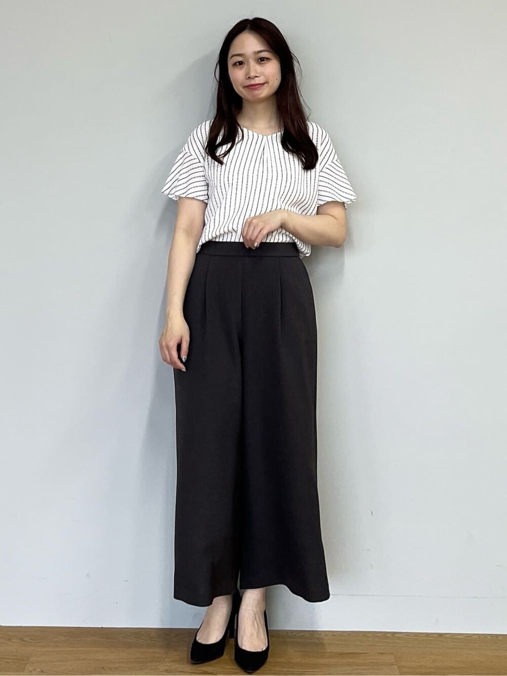 ホワイト系のシャツ/ブラウス、ブラック系のその他パンツを着用したレディースの春コーディネートの3枚目の写真