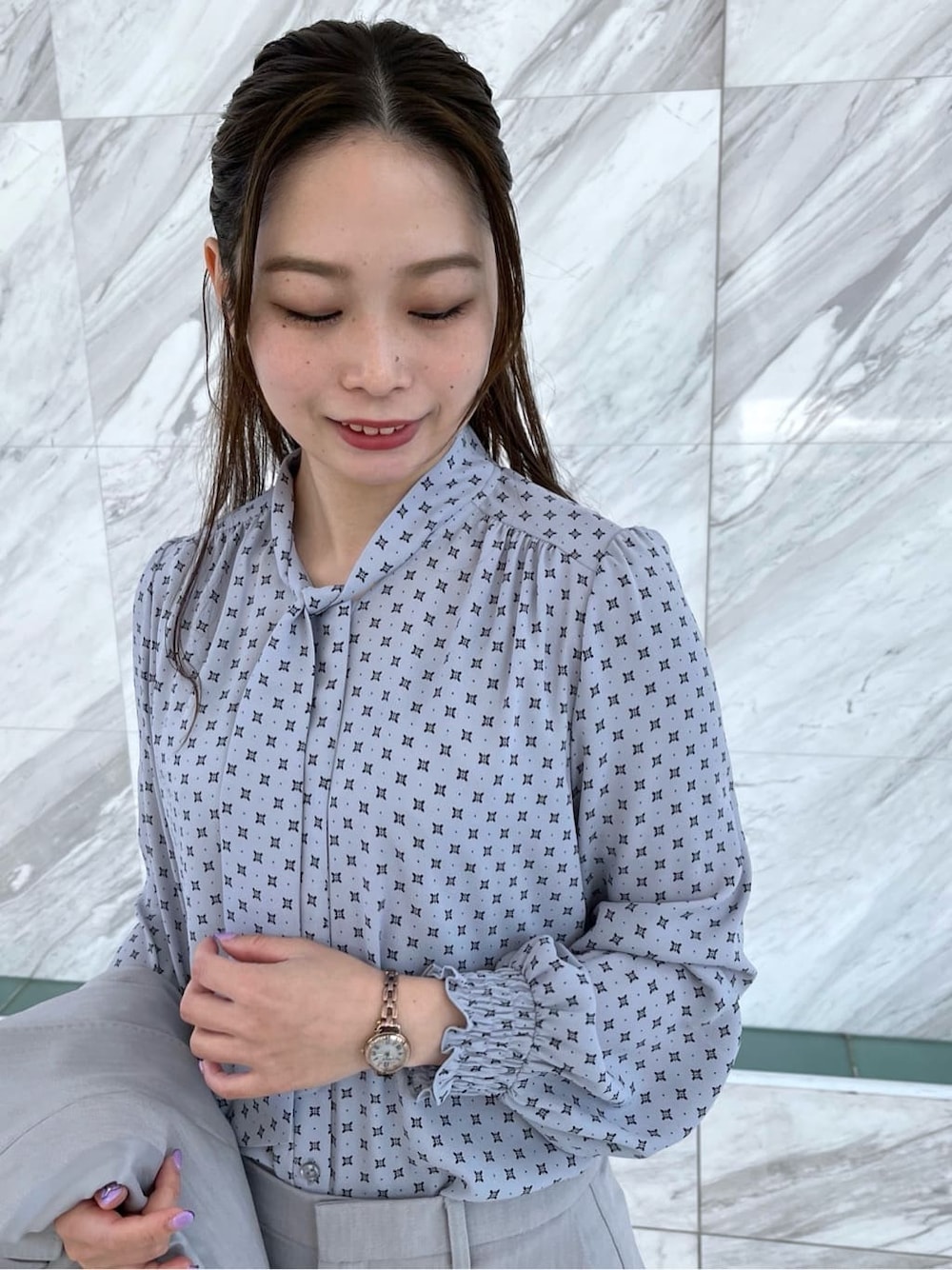 ブルー系のシャツ/ブラウス、グレー系のその他パンツを着用したレディースの冬コーディネートの5枚目の写真
