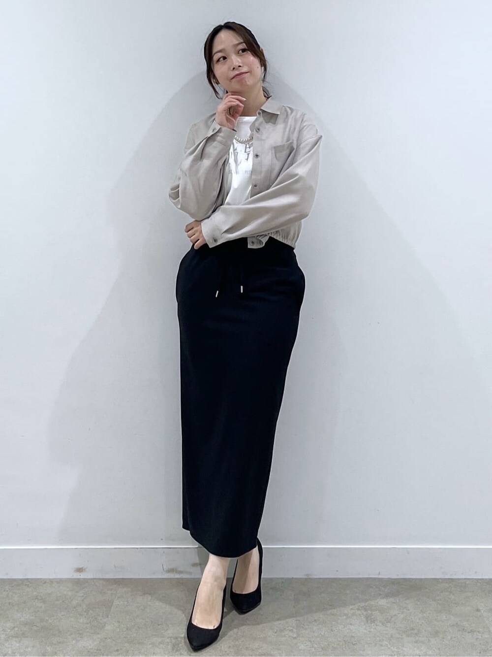 ベージュ系のシャツ/ブラウス、ホワイト系のTシャツ/カットソー、ブラック系のスカートを着用したレディースの春コーディネートの3枚目の写真